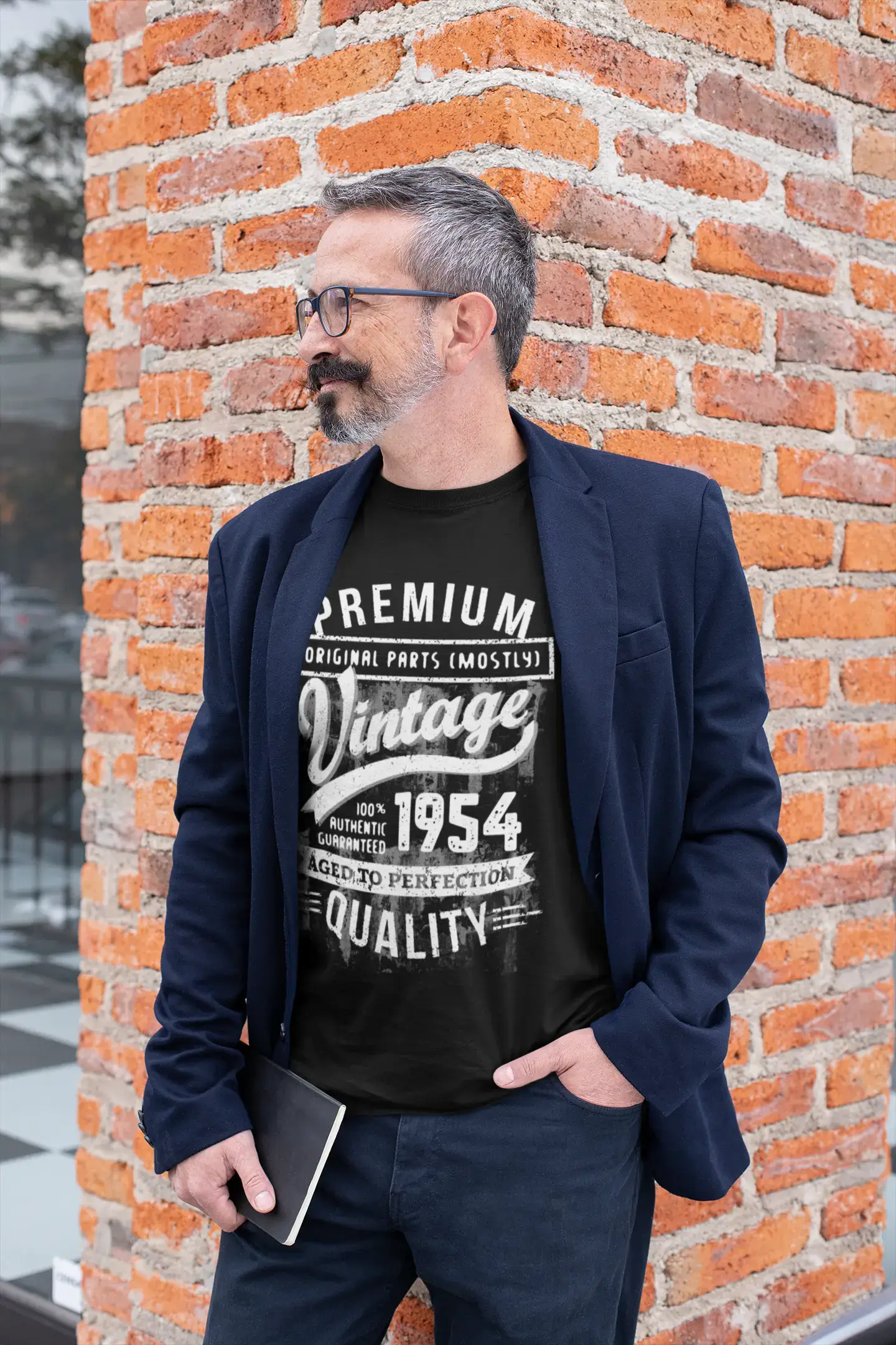 ULTRABASIC – <span>Grafisches</span> <span>Herren</span> -T-Shirt „1954 Aged to Perfection“ <span>als</span> <span>Geburtstagsgeschenk</span>