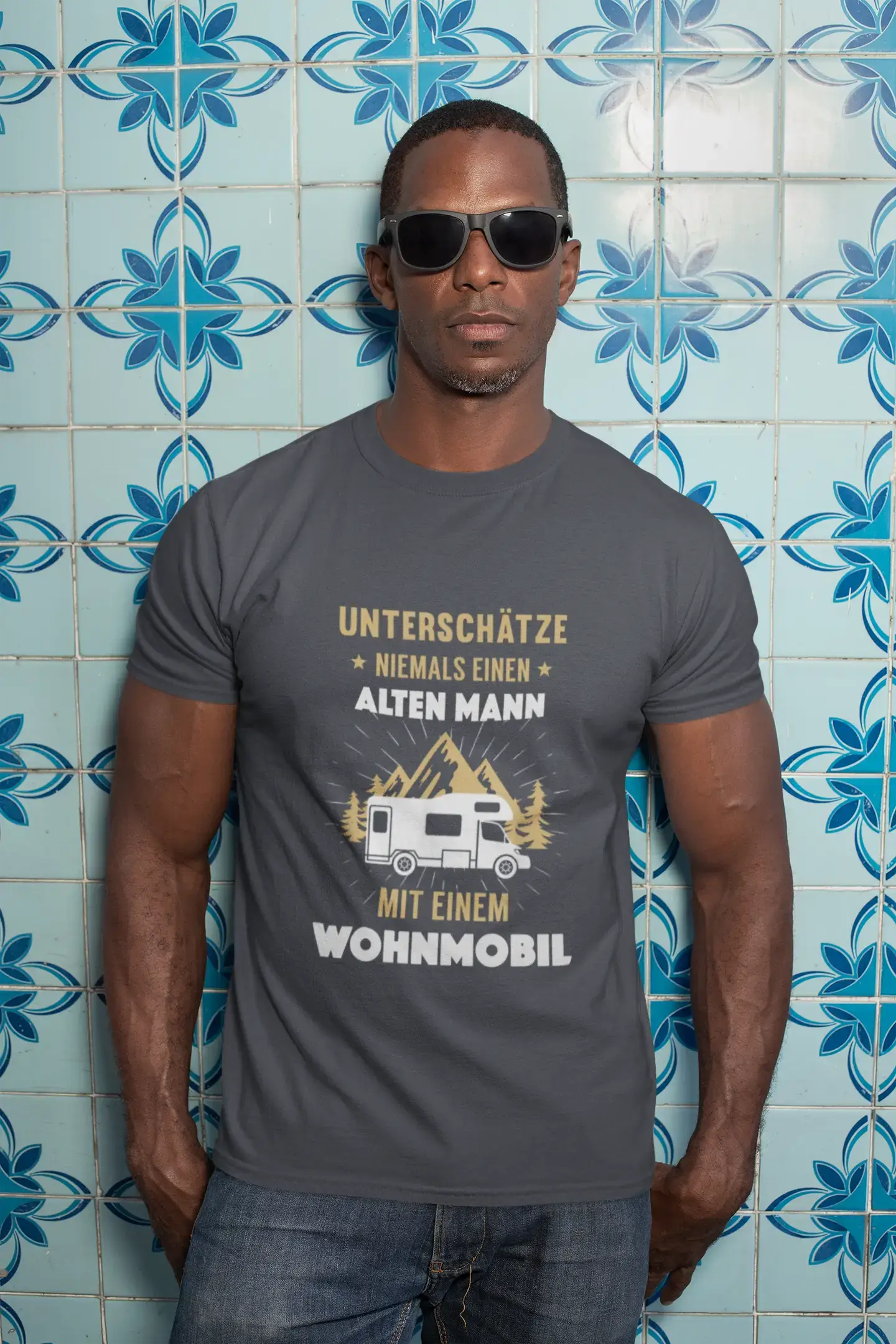 <span>Herren</span> <span>Grafik</span> T-Shirt Unterschätze Niemals Wohnmobil Idee <span>Geschenk</span>