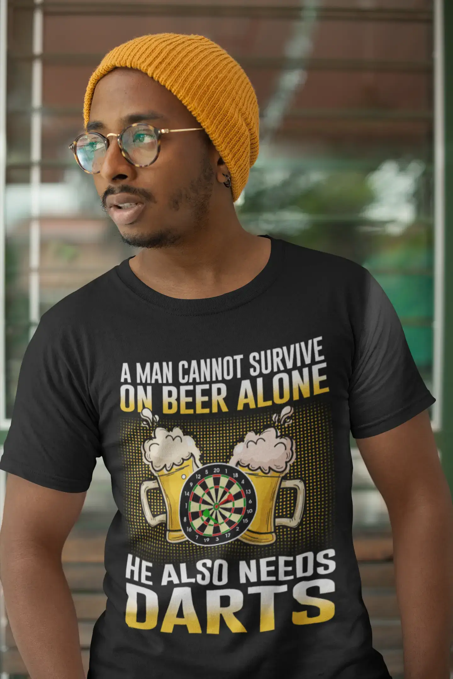 ULTRABASIC Herren-T-Shirt. Mann kann nicht allein mit Bier überleben, er braucht auch Darts – Bierliebhaber-T-Shirt