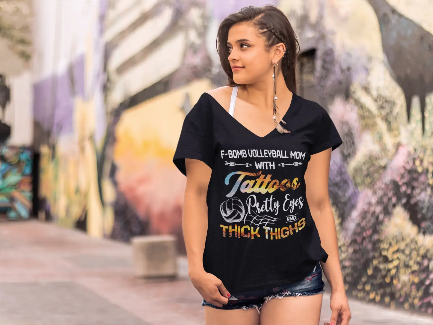 ULTRABASIC Damen-T-Shirt mit V-Ausschnitt, F-Bomb-Volleyball-Mutter mit Tattoos – lustiges Zitat