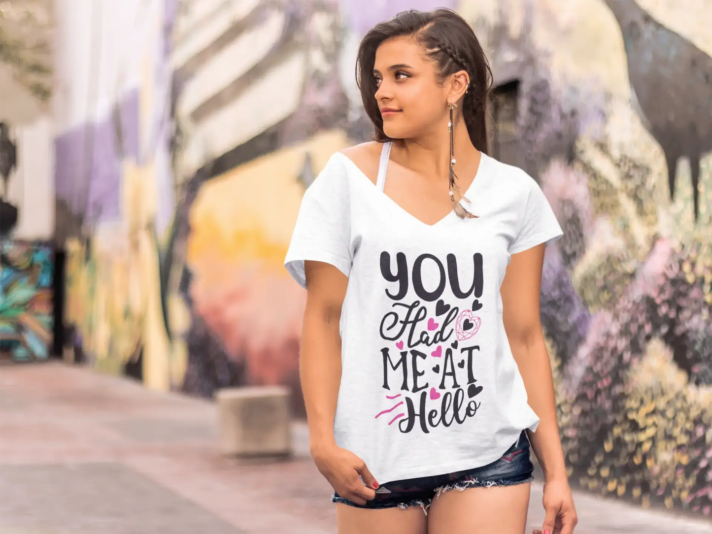 ULTRABASIC Damen-T-Shirt mit V-Ausschnitt „You Had Me At Hello – Valentinstags-Shirt“.