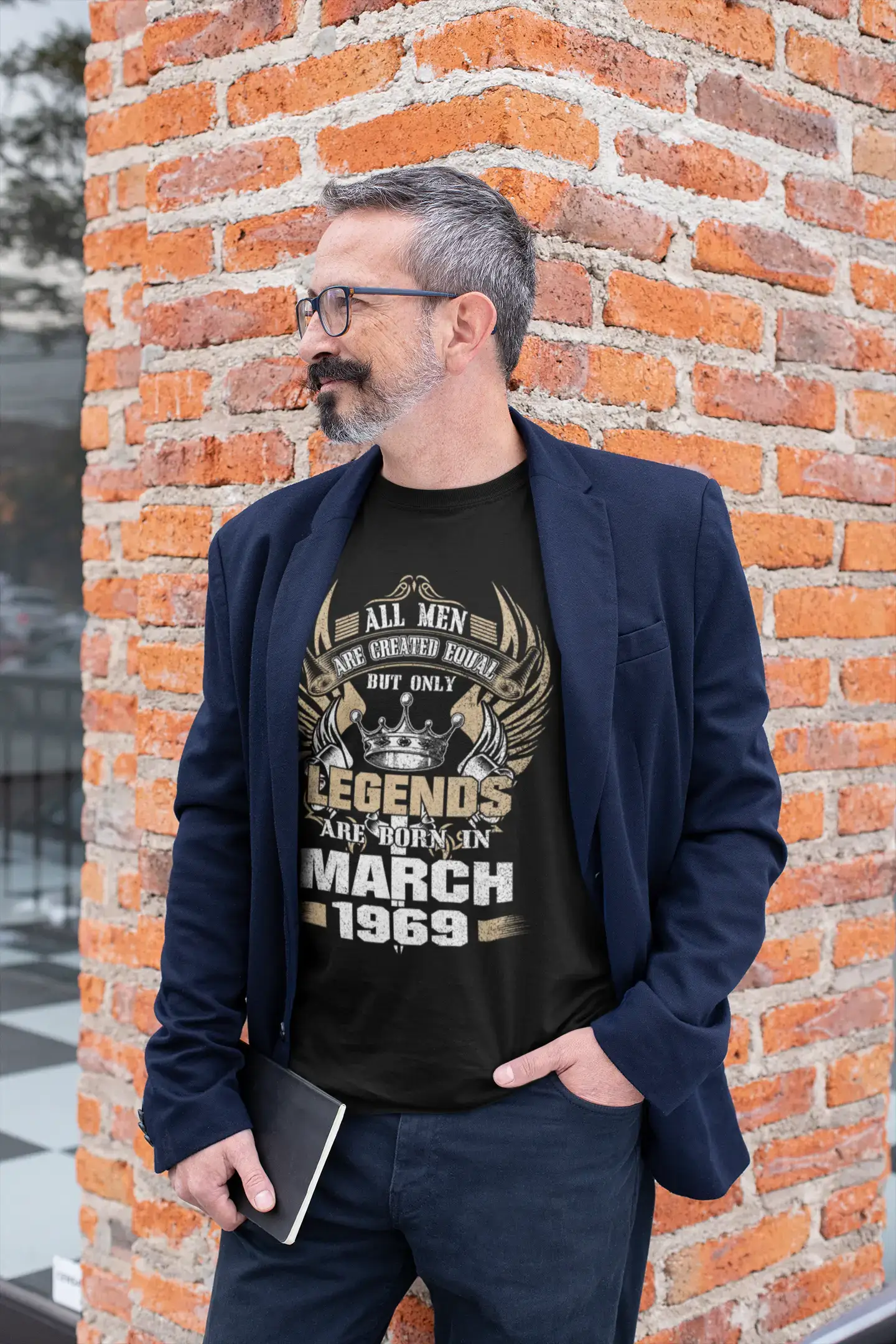 ULTRABASIC Herren-T-Shirt Alle Männer sind gleich erschaffen, aber nur Legenden werden im März 1969 geboren – Geschenk zum 52. Geburtstag
