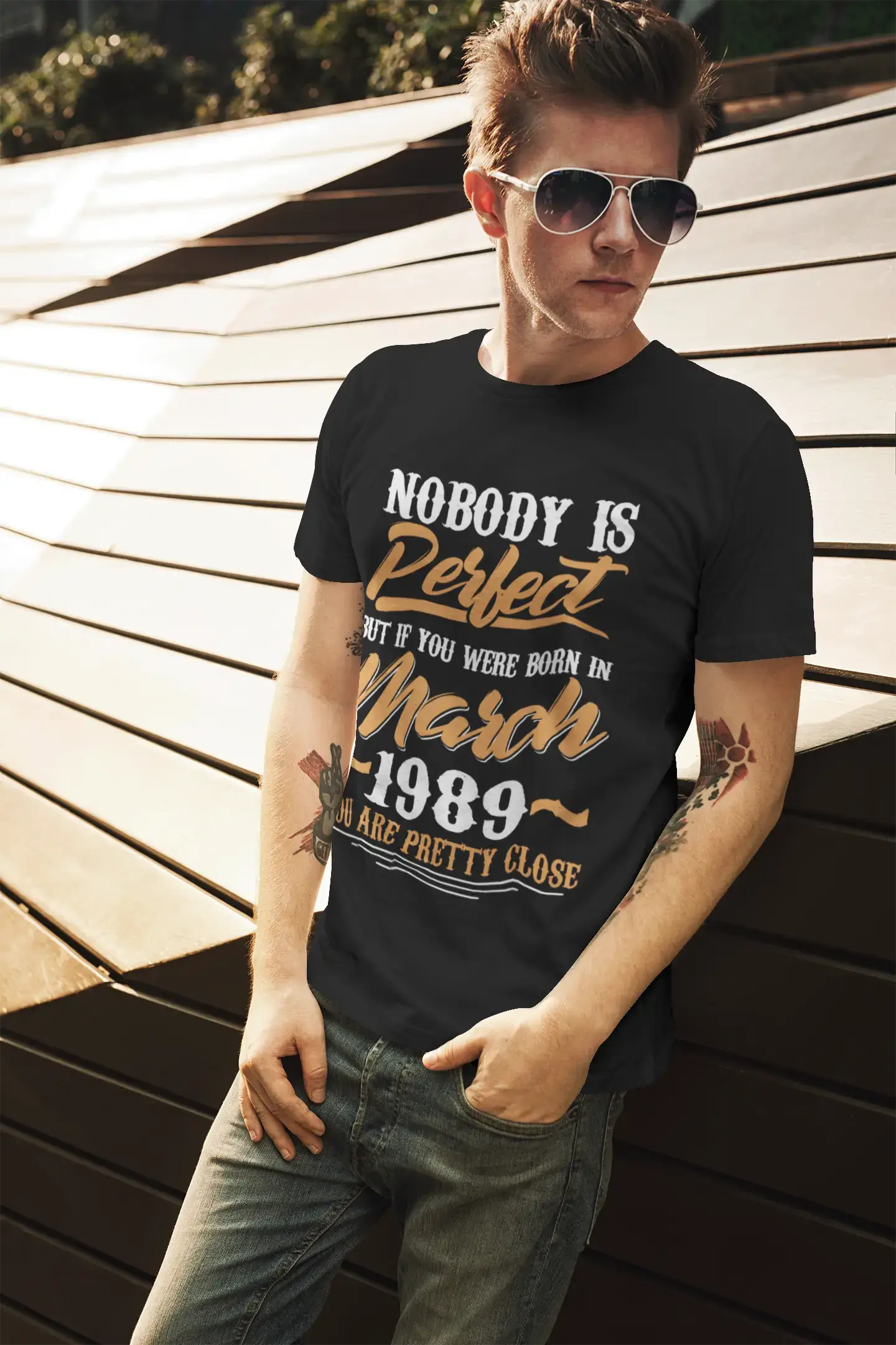 ULTRABASIC Herren-T-Shirt Nobody is Perfect but If You are Born in March 1989 – Lustiges T-Shirt als Geschenk zum 32. Geburtstag